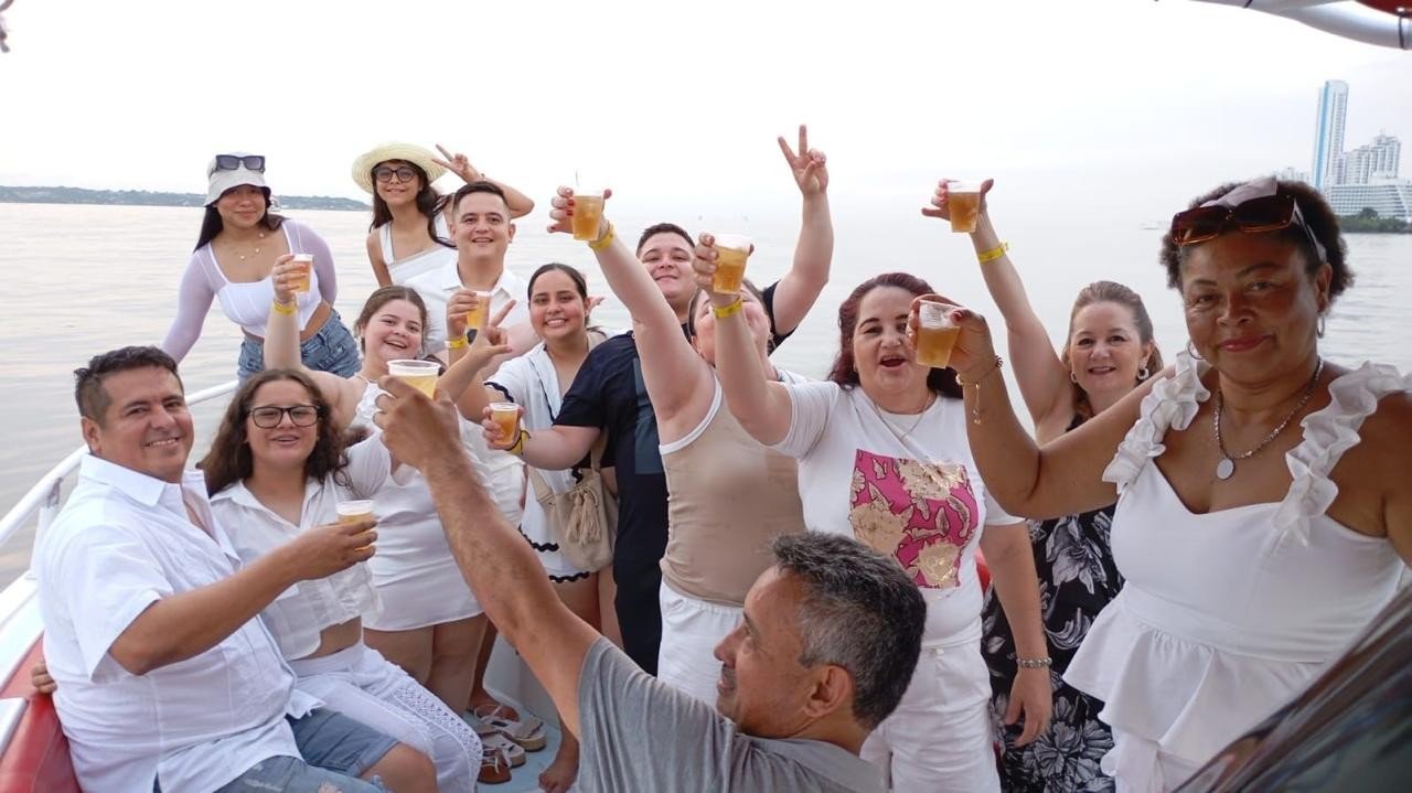 Grupo celebrando